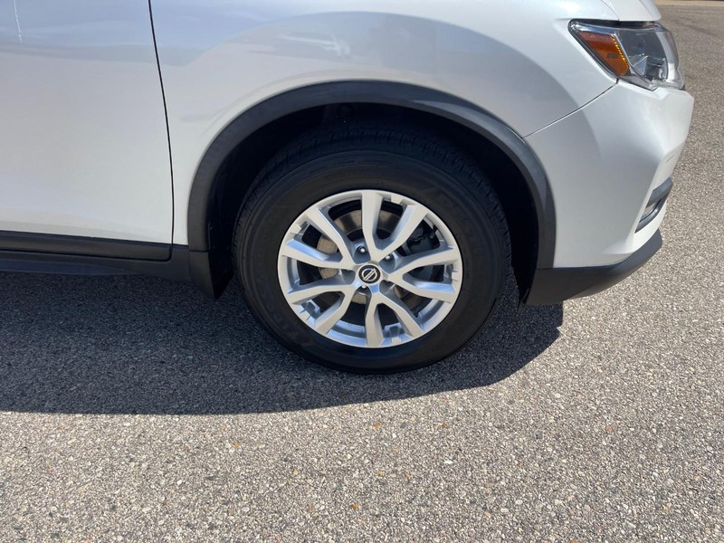 Nissan Rogue Vehicle Image 07