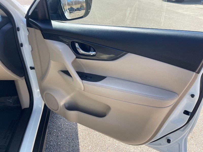 Nissan Rogue Vehicle Image 12