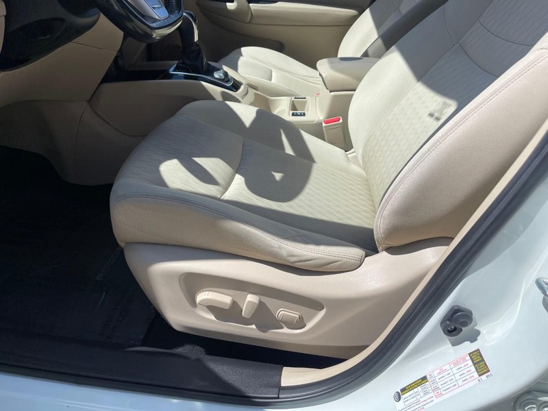Nissan Rogue Vehicle Image 19
