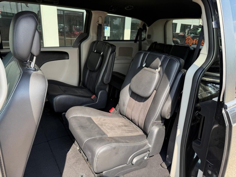 Dodge Grand Caravan Vehicle Image 11