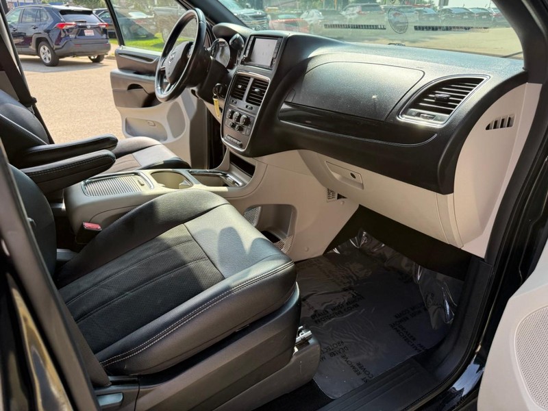 Dodge Grand Caravan Vehicle Image 21