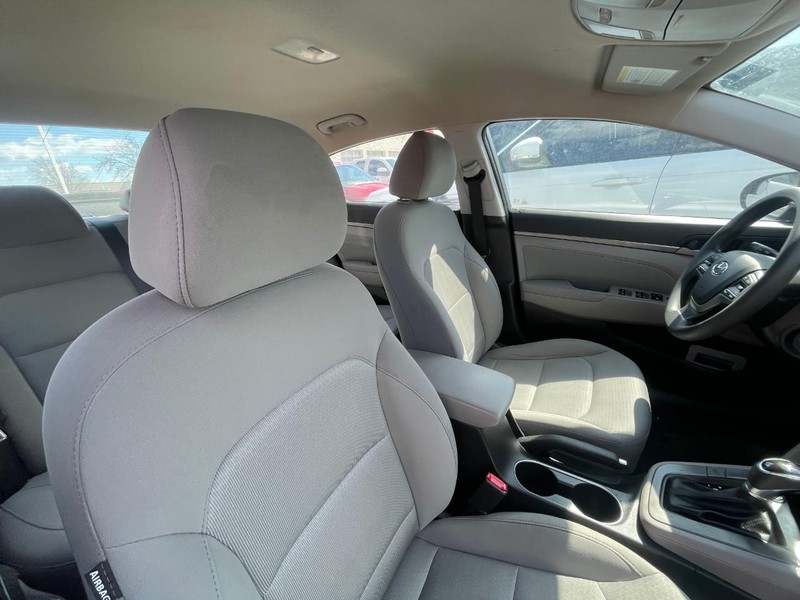 Hyundai Elantra Vehicle Image 04