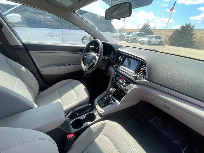 Hyundai Elantra Vehicle Image 05