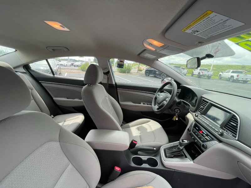 Hyundai Elantra Vehicle Image 07