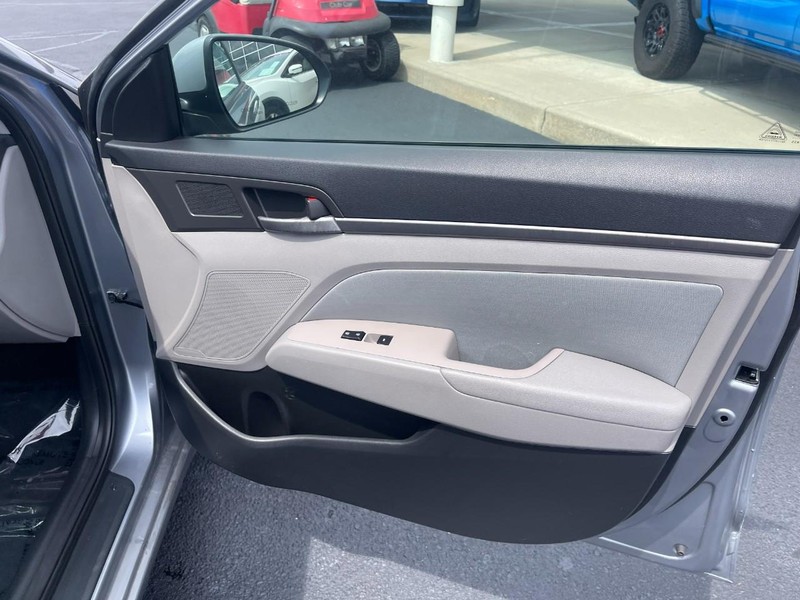 Hyundai Elantra Vehicle Image 08