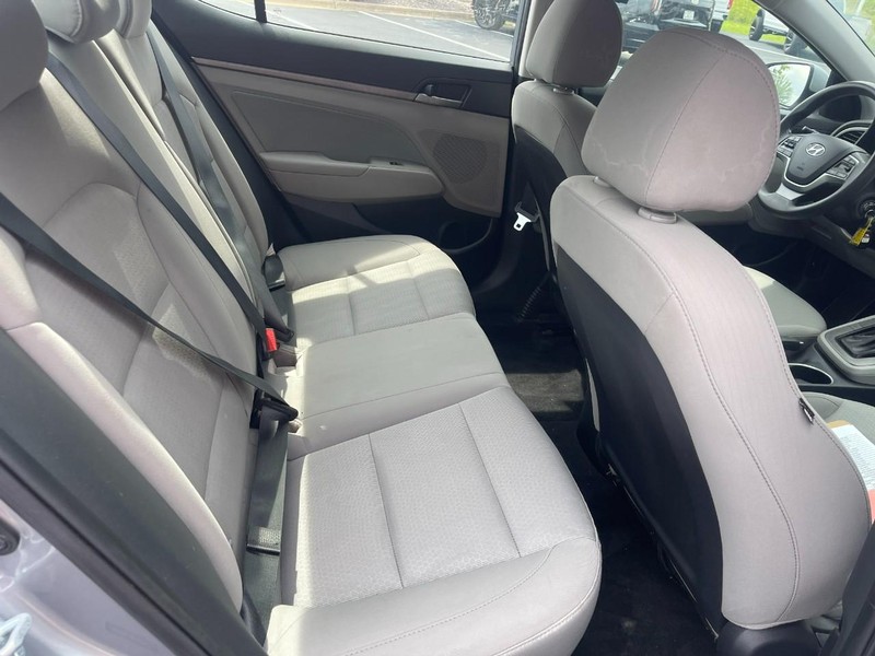 Hyundai Elantra Vehicle Image 09