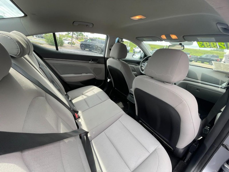 Hyundai Elantra Vehicle Image 10