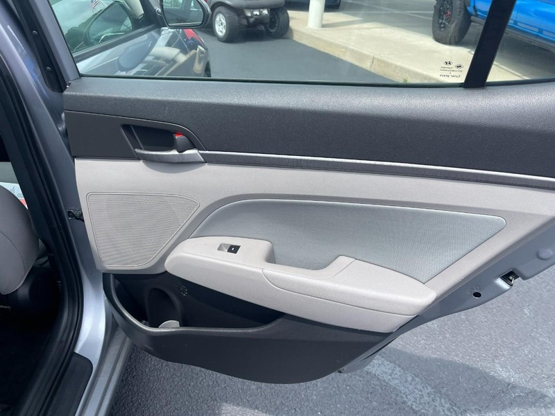 Hyundai Elantra Vehicle Image 11