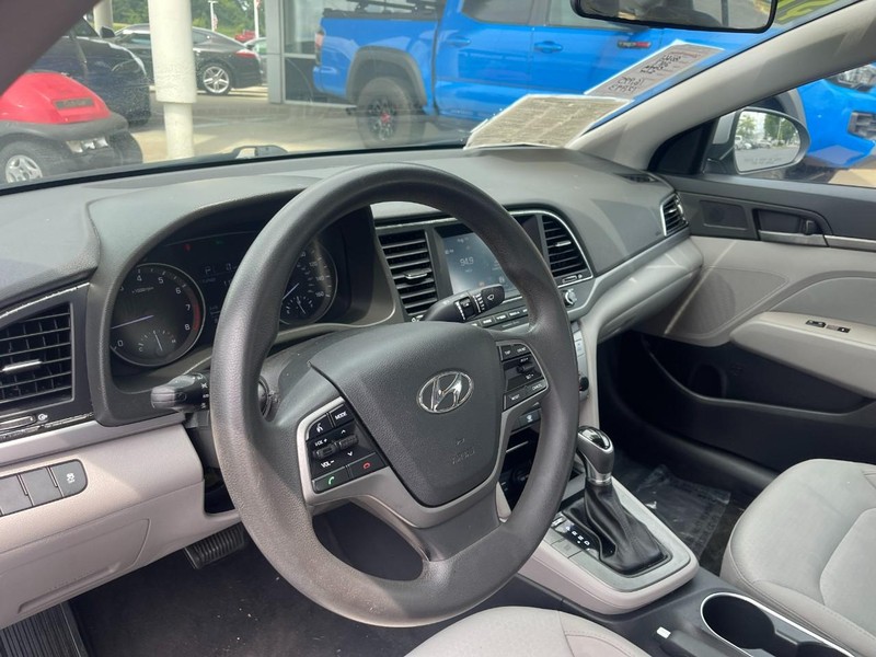 Hyundai Elantra Vehicle Image 15