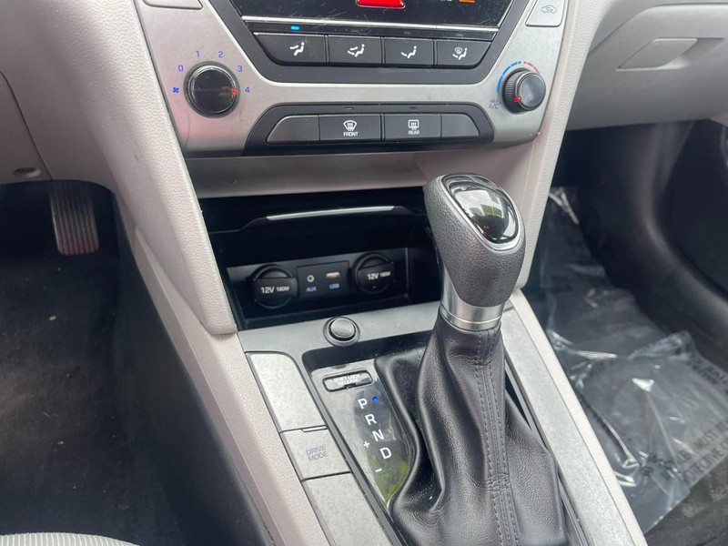 Hyundai Elantra Vehicle Image 16