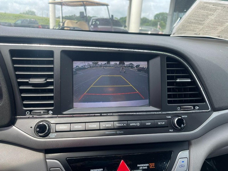 Hyundai Elantra Vehicle Image 18