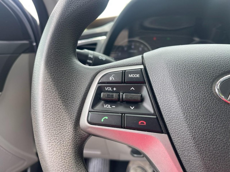 Hyundai Elantra Vehicle Image 19