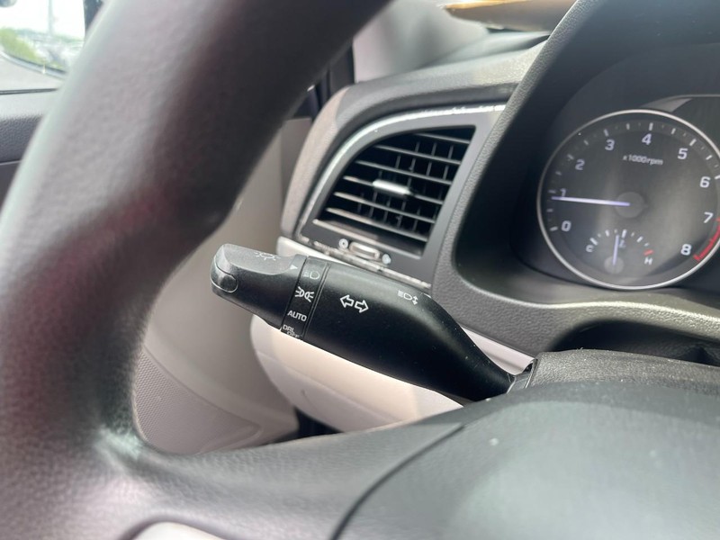 Hyundai Elantra Vehicle Image 21