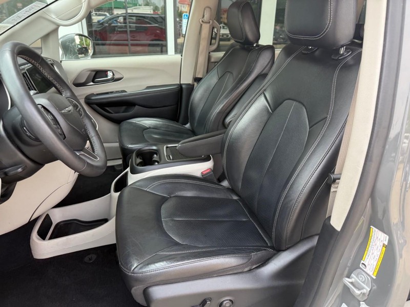 Chrysler Pacifica Vehicle Image 09