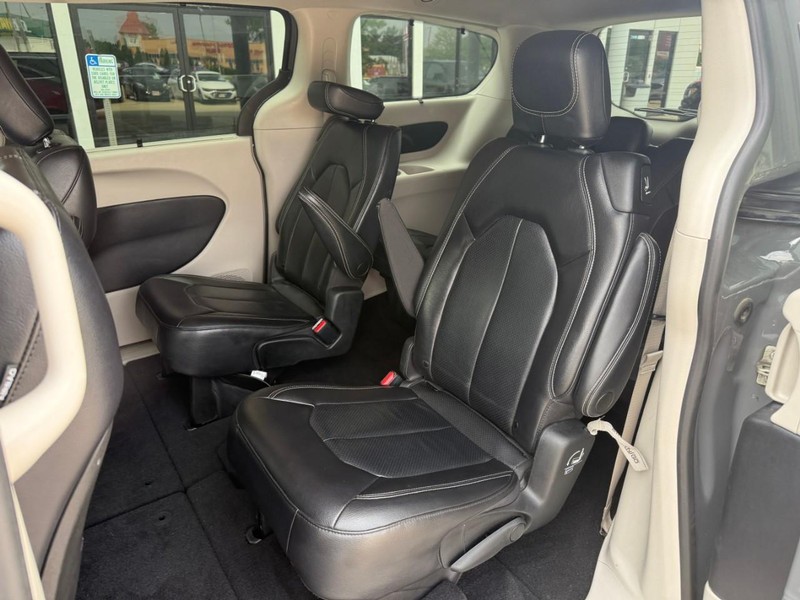 Chrysler Pacifica Vehicle Image 11