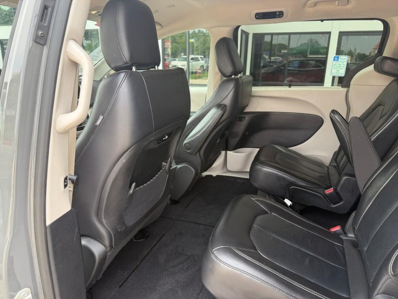 Chrysler Pacifica Vehicle Image 12