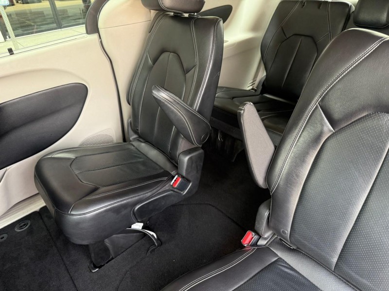 Chrysler Pacifica Vehicle Image 13