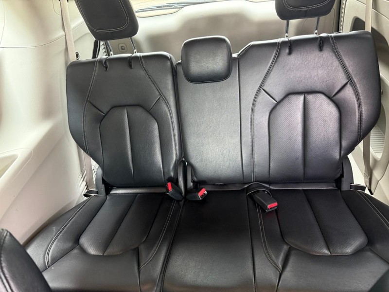 Chrysler Pacifica Vehicle Image 14