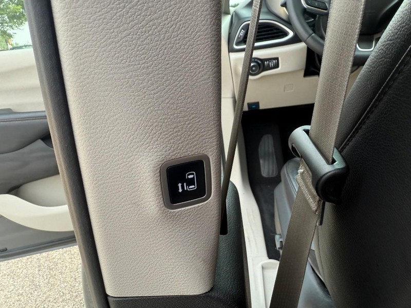 Chrysler Pacifica Vehicle Image 15
