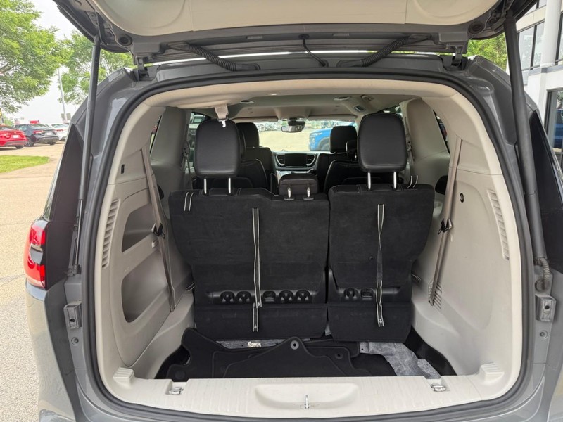Chrysler Pacifica Vehicle Image 16