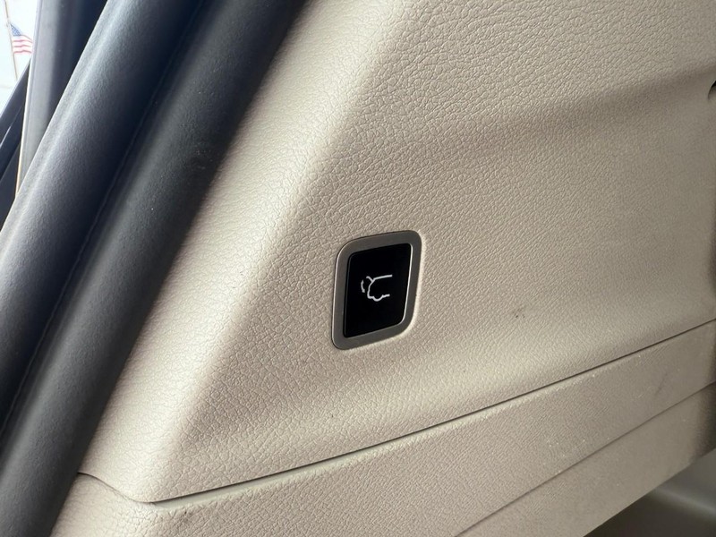 Chrysler Pacifica Vehicle Image 17