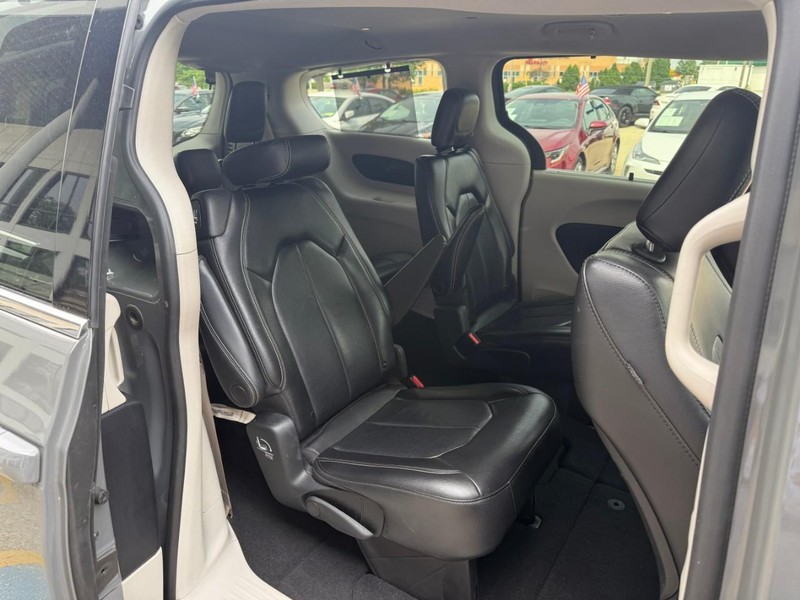 Chrysler Pacifica Vehicle Image 18