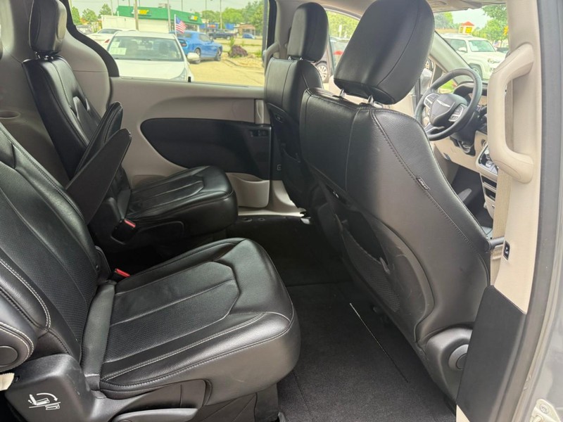 Chrysler Pacifica Vehicle Image 19