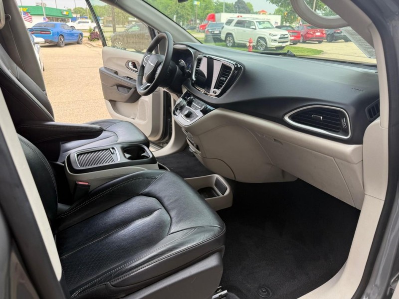 Chrysler Pacifica Vehicle Image 21