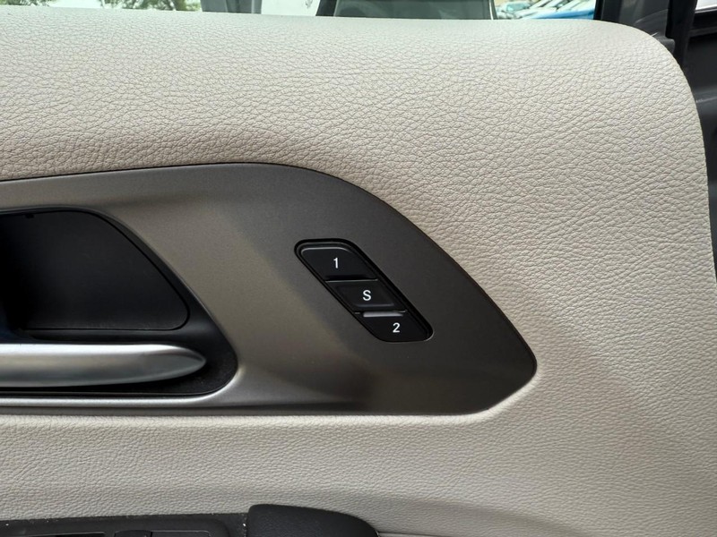 Chrysler Pacifica Vehicle Image 22