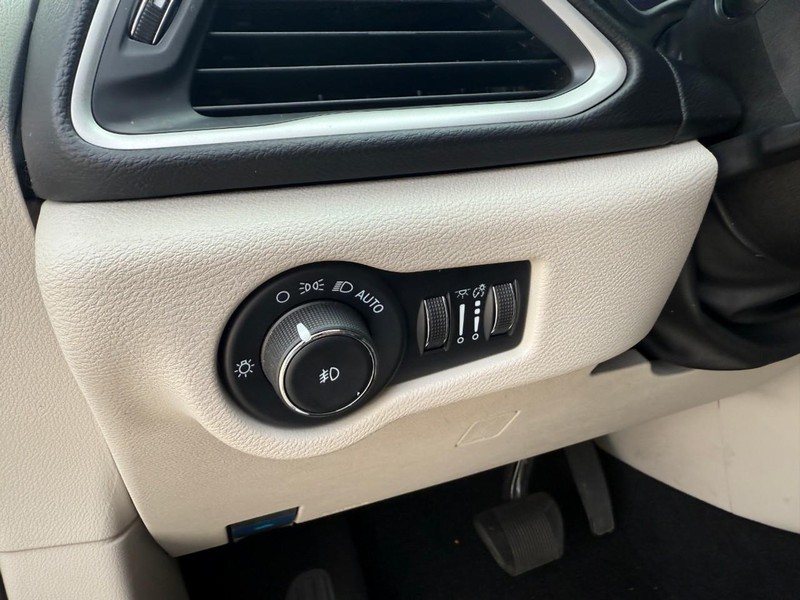 Chrysler Pacifica Vehicle Image 23