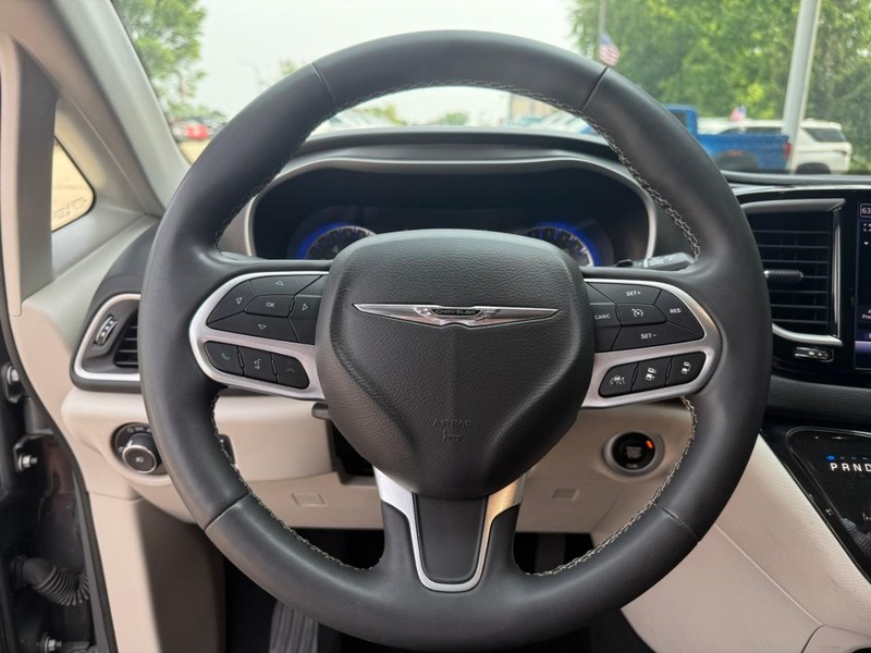 Chrysler Pacifica Vehicle Image 24