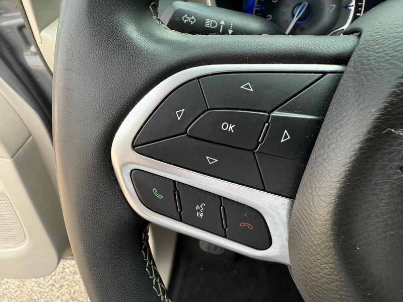 Chrysler Pacifica Vehicle Image 25
