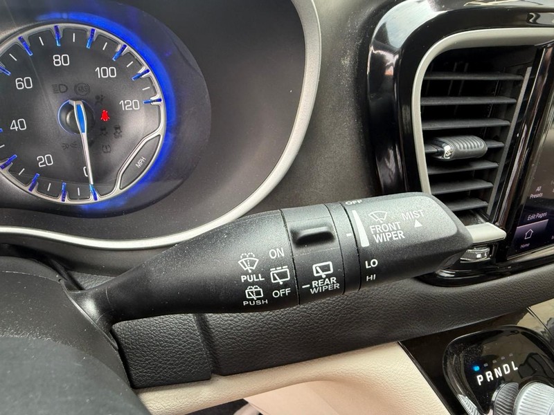 Chrysler Pacifica Vehicle Image 27