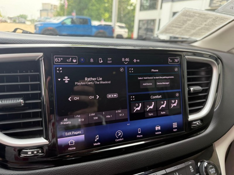 Chrysler Pacifica Vehicle Image 30