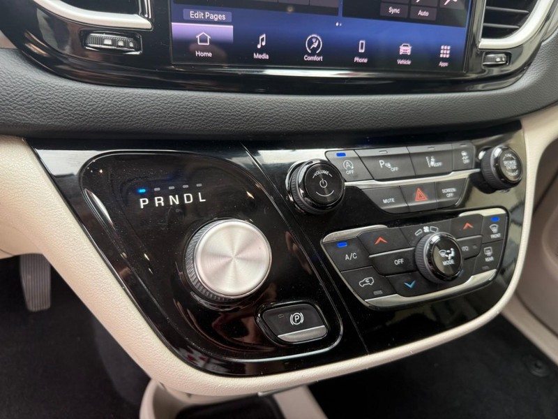 Chrysler Pacifica Vehicle Image 31