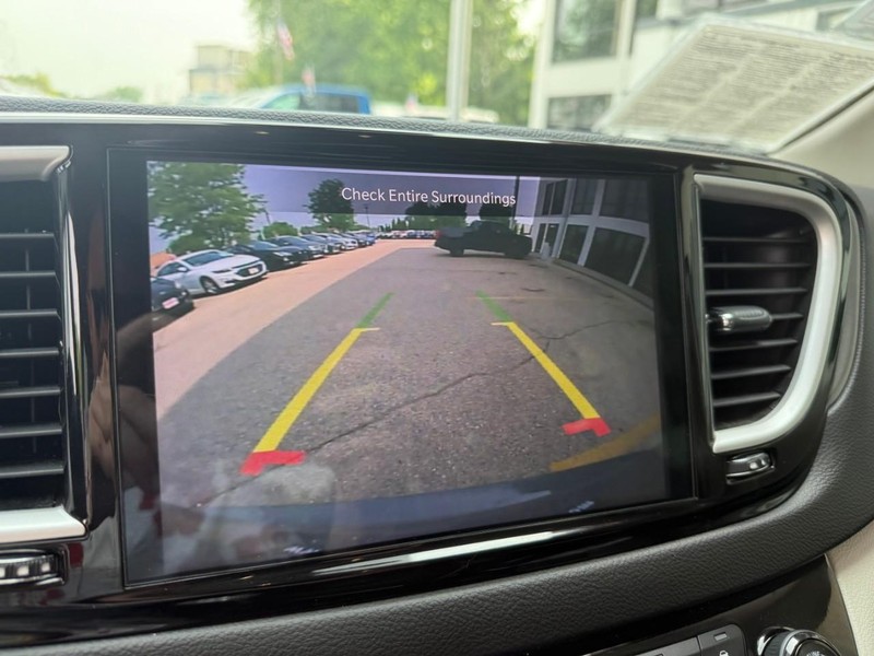 Chrysler Pacifica Vehicle Image 33