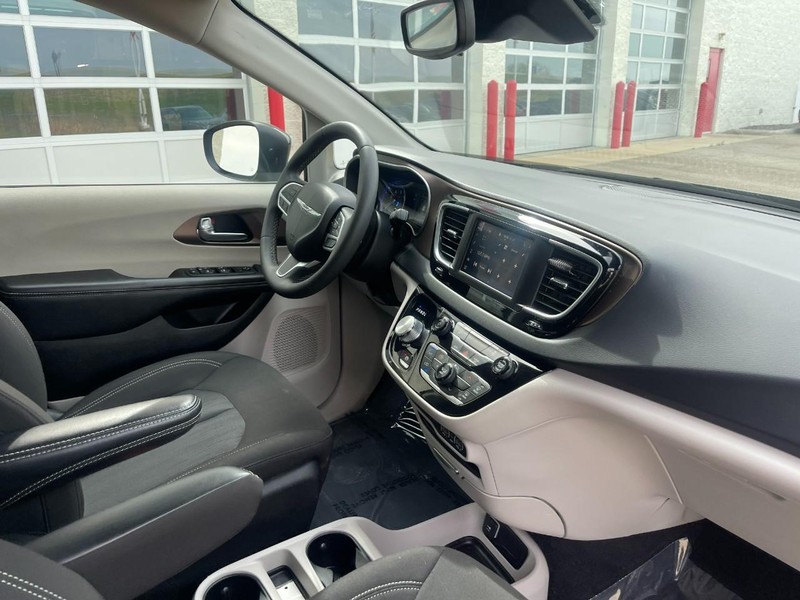 Chrysler Voyager Vehicle Image 09