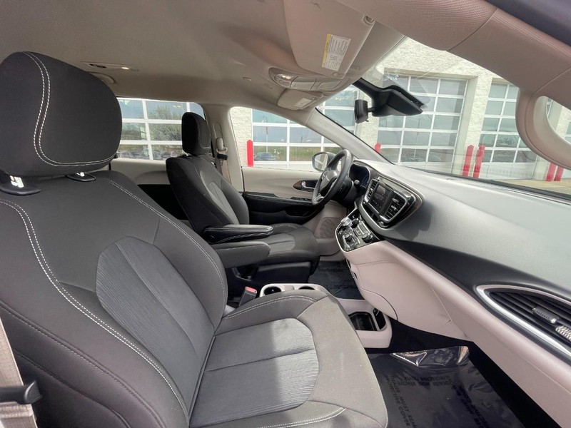 Chrysler Voyager Vehicle Image 10