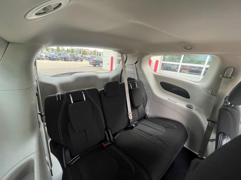 Chrysler Voyager Vehicle Image 13
