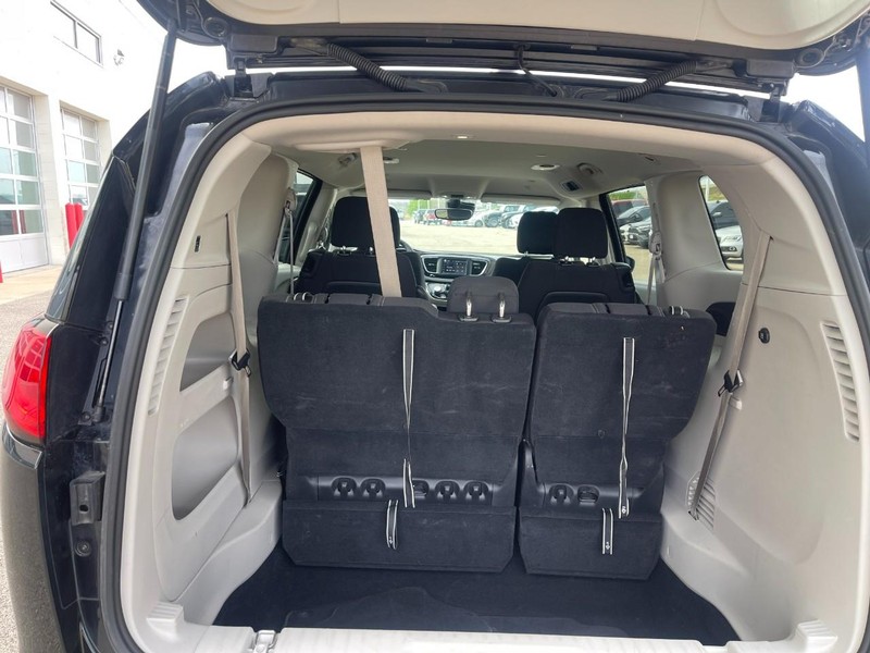 Chrysler Voyager Vehicle Image 16
