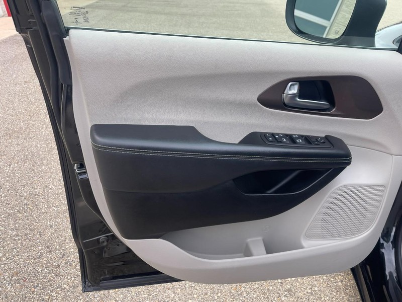 Chrysler Voyager Vehicle Image 22