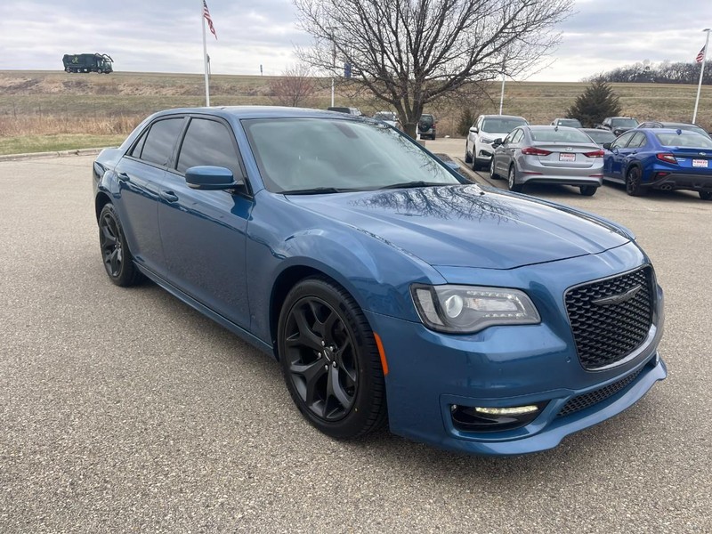 Chrysler 300 Vehicle Image 02