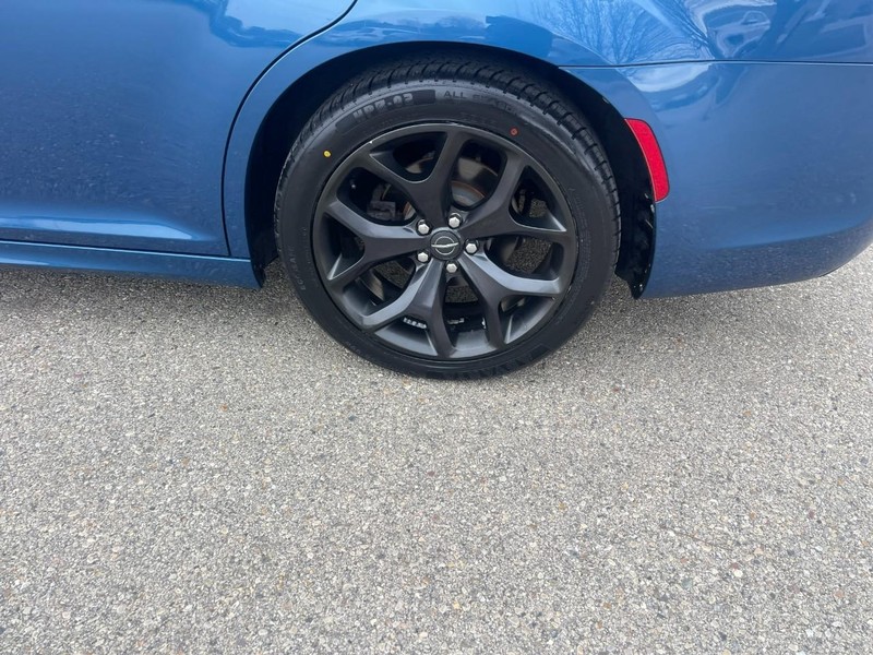 Chrysler 300 Vehicle Image 05