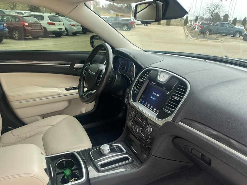 Chrysler 300 Vehicle Image 09