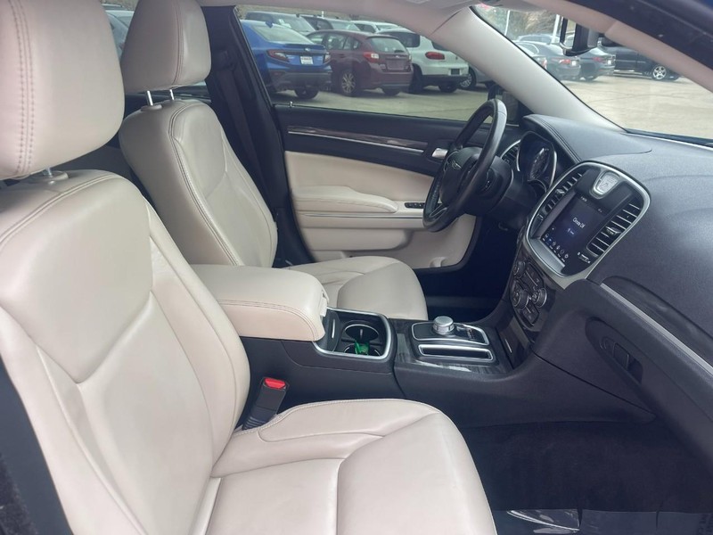 Chrysler 300 Vehicle Image 10