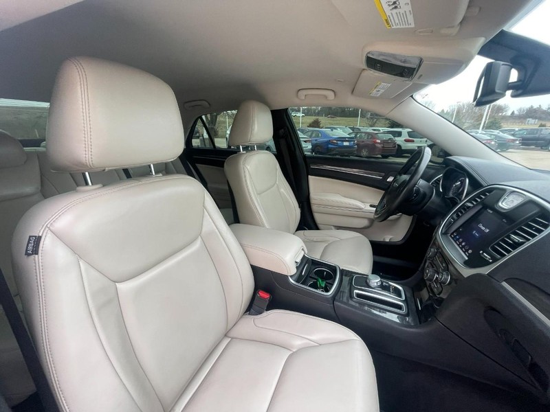 Chrysler 300 Vehicle Image 11