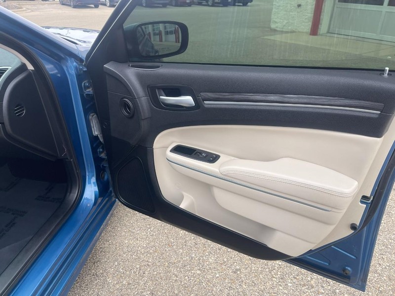 Chrysler 300 Vehicle Image 13