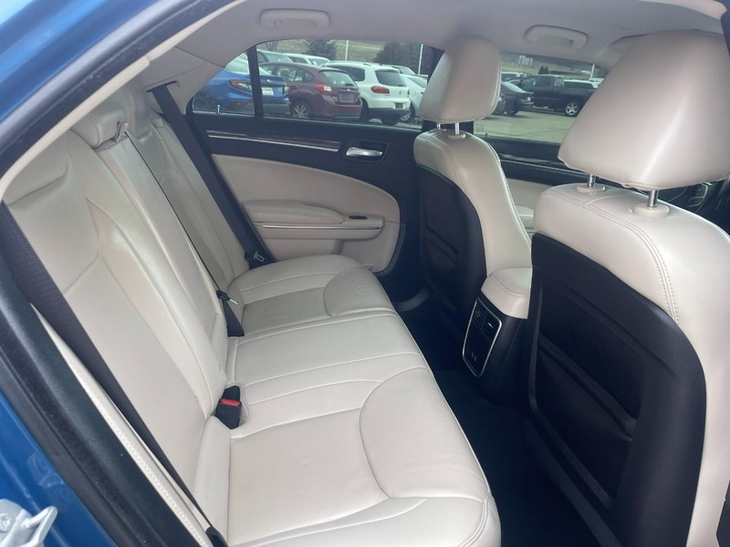 Chrysler 300 Vehicle Image 14