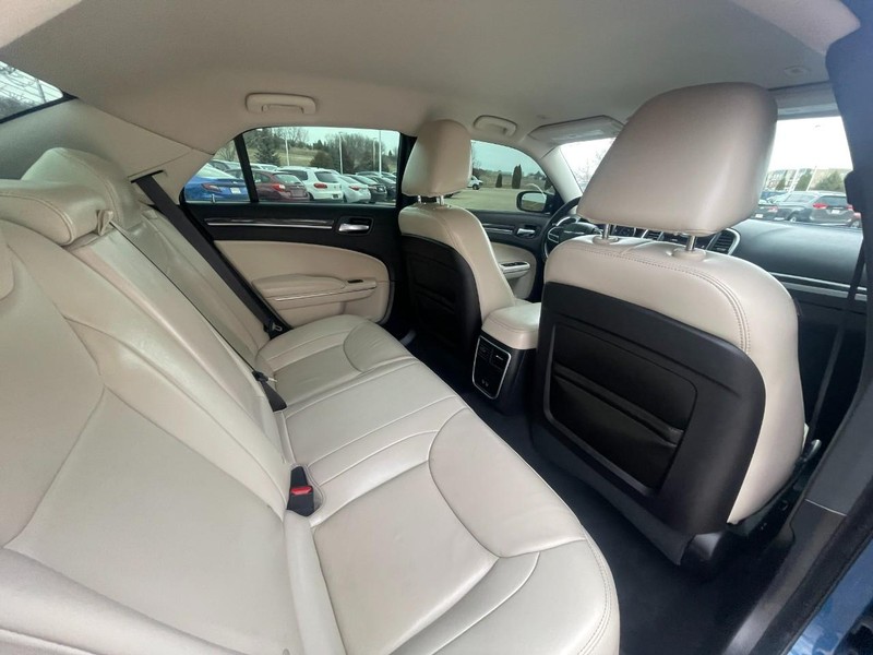 Chrysler 300 Vehicle Image 15