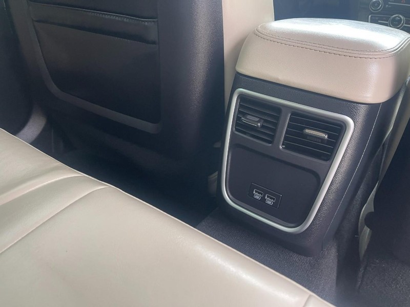 Chrysler 300 Vehicle Image 16